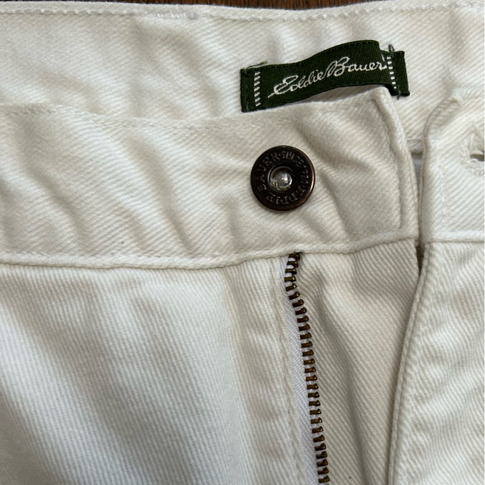 Eddie Bauer Women’s 5 pocket WHITE Relaxed Jeans, all cotton, blemish free. Soft - Picture 3 of 6